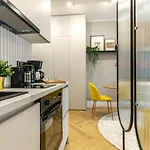 아파트 Yellow Jade Center - River View&balcony 부쿠레슈티